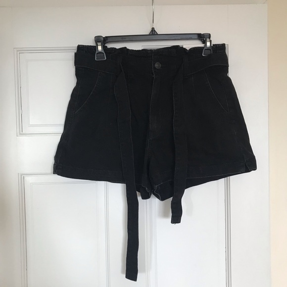 AE Paperbag Denim Mom cotton Short, high rise with belt, Onyx Black, size 6 - Picture 5 of 8